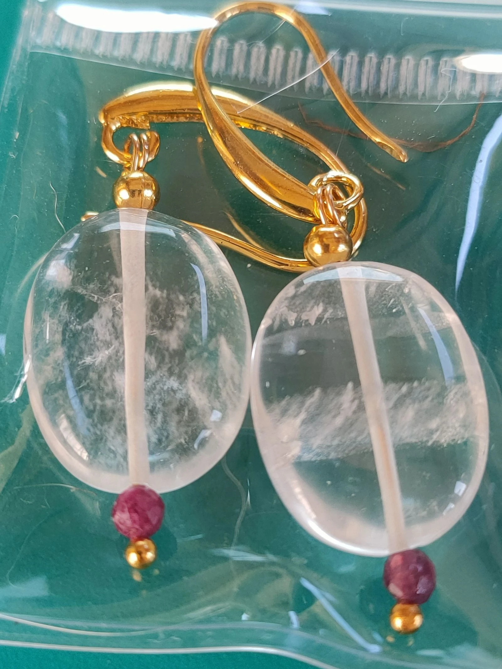 Une paire de boucles d'oreilles en quartz et rubis